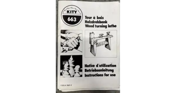 Manuel d'instructions pour le tour à bois KITY 663. Illustrations de mains travaillant le bois, d'un tour et de pièces d'échecs.