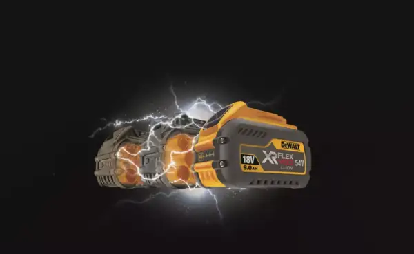 Trois batteries DeWalt en gros plan, avec des éclairs, illustrant la compatibilité batterie DeWalt.