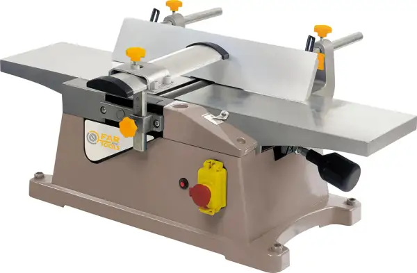 Une dégauchisseuse FAR TOOLS, machine à bois avec tables métalliques, guide réglable et boutons de commande jaunes et rouges.