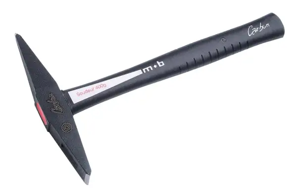 Ce type de marteau, un marteau de soudeur de 400g en carbone, possède une tête pointue et plate pour le travail du métal.