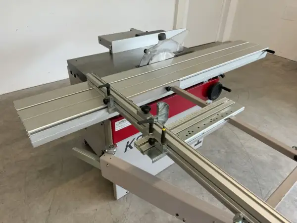Scie circulaire Hammer K3 avec table coulissante, guide parallèle et lame de scie visible. Idéale pour les travaux de menuiserie précis.