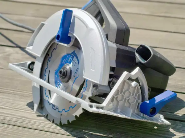 Une scie circulaire argentée et bleue, prête à l'emploi. Idéale pour choisir votre nouvel outil de bricolage.