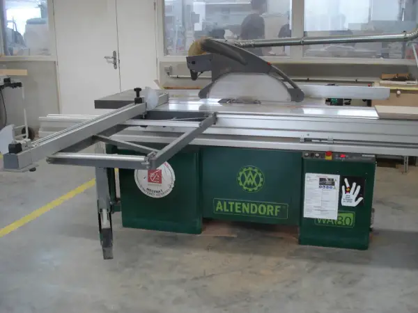 Scie circulaire Altendorf WA80 prête pour une coupe à 45°. La lame est visible sous le carter de protection.