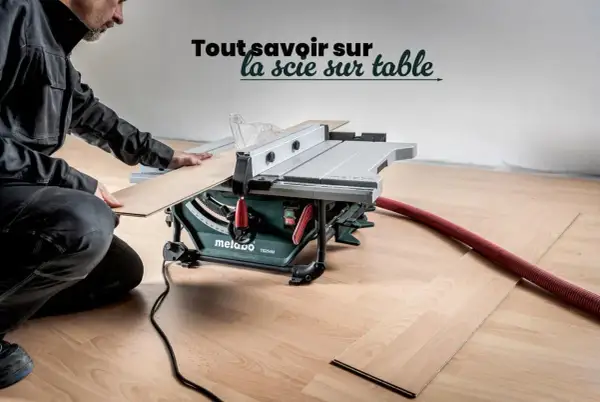 Un homme utilise une scie sur table pour découper une lame de parquet. Le texte "Tout savoir sur la scie sur table" est visible.