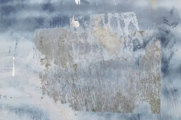 Surface texturée, décolorée, avec des traces de colle sèche. Un défi pour savoir comment enlever de la colle sèche sans abîmer le support.