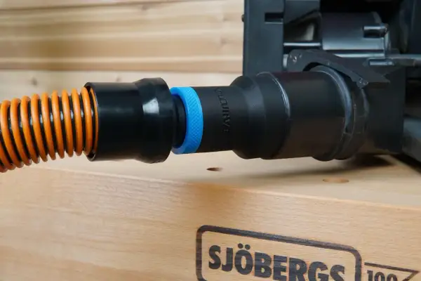 Adaptateur pour brancher un aspirateur sur une ponceuse, assurant un environnement de travail propre.