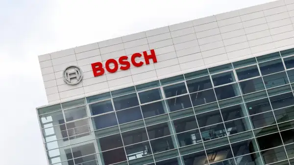 Le bâtiment de Bosch, qui fabrique la marque Bosch, avec son logo rouge vif sur fond blanc et ses grandes fenêtres.