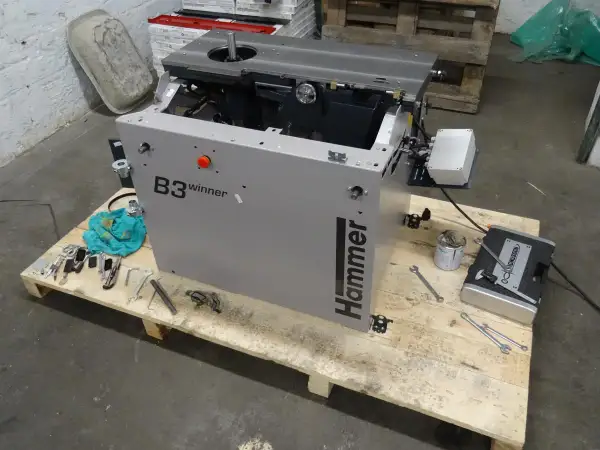 Le marteau B3 winner, prêt pour le montage, est posé sur une palette avec des outils.