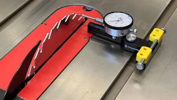 Réglage précis de la lame de scie circulaire sur table avec un comparateur pour fabriquer un guide.