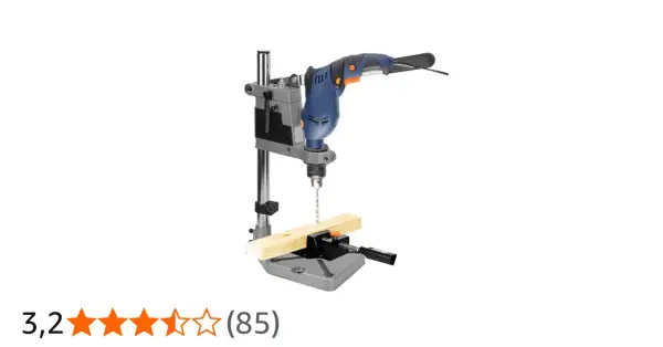 Perceuse fixée sur un support d'établi, prête à percer une pièce de bois.