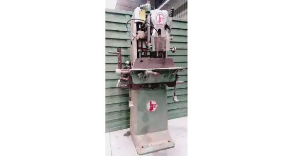 Mortaiseuse Lyon Flex, une machine d'atelier robuste et fiable, prête pour de nouveaux projets de menuiserie.