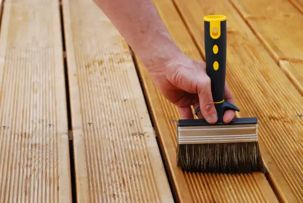 Maintenir votre terrasse en bois : quand appliquer saturateur terrasse bois pour la protéger.